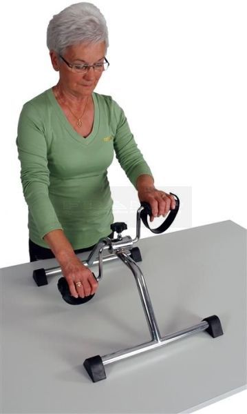 Simple pedal exerciser - stoelfiets - arm en been trainer vrouw